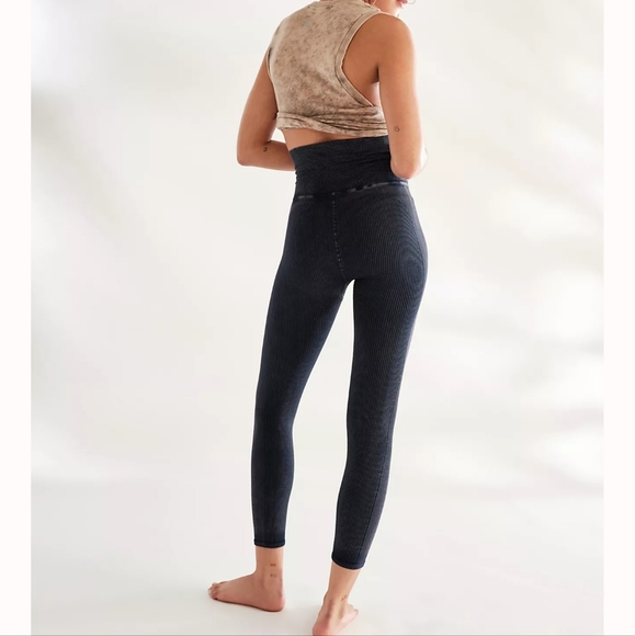 💙 Free People Ultra High Rise Happiness Runs Leggings 💙 - Picture 2 of 16